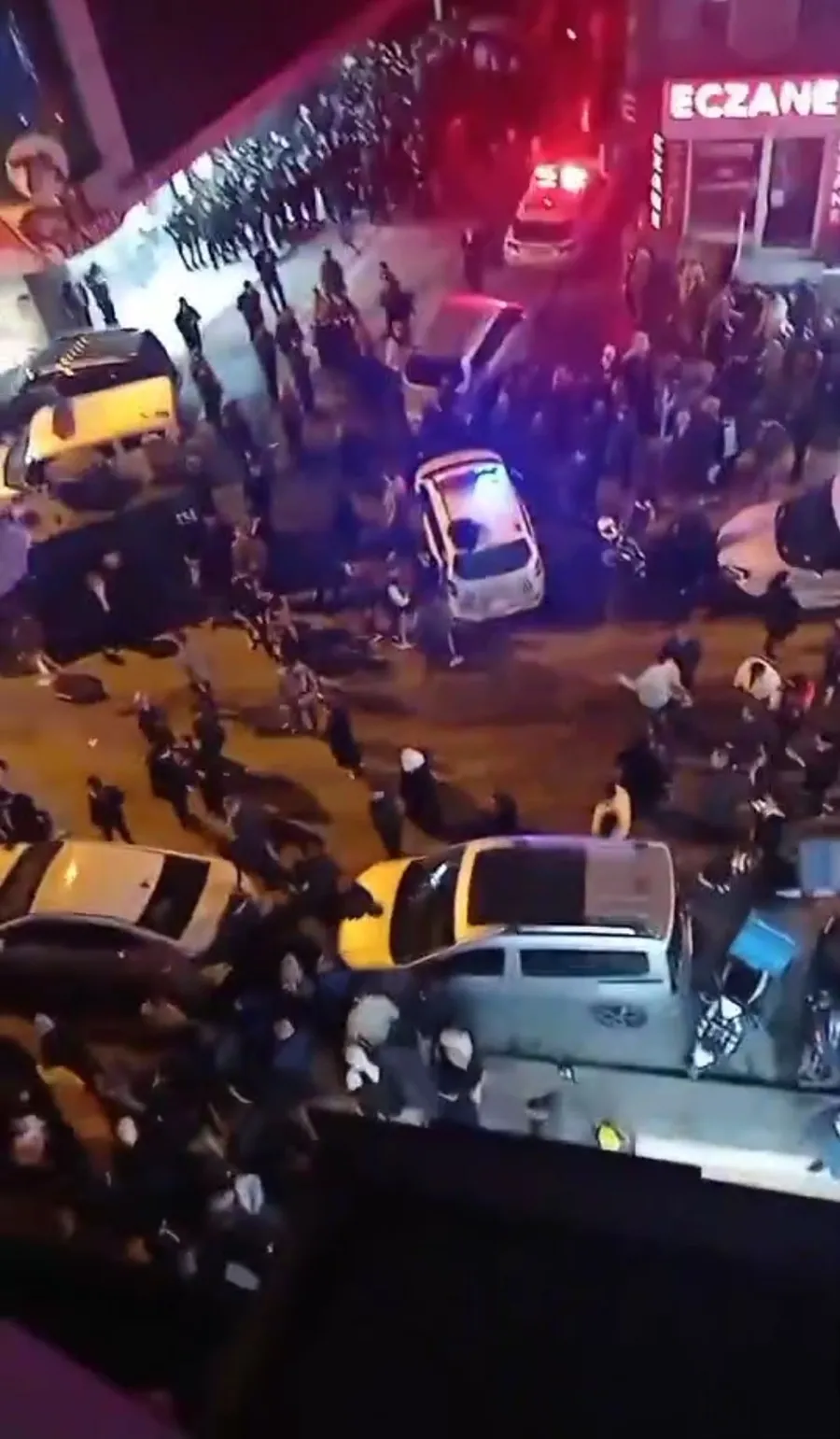 esenyurtta-dogum-faciasi-doktora-saldirdilar-hastane-savas-alanina-dondu-1775270112416.jpg Esenyurt’ta doğum faciası! Doktora saldırdılar | Hastane savaş alanına döndü - 1