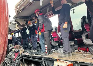 Yolcu otobüsü, otoyolda TIR'a çarptı: 7 ölü, 11 yaralı | İşte hayatını kaybedenlerin listesi..