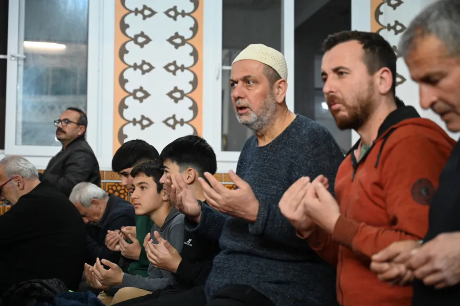 kadir-gecesinde-eller-semaya-acildi-milyonlar-huzurda-bulustu-1773686398085.jpg Kadir Gecesi'nde eller semaya açıldı: Milyonlar huzurda buluştu - 6