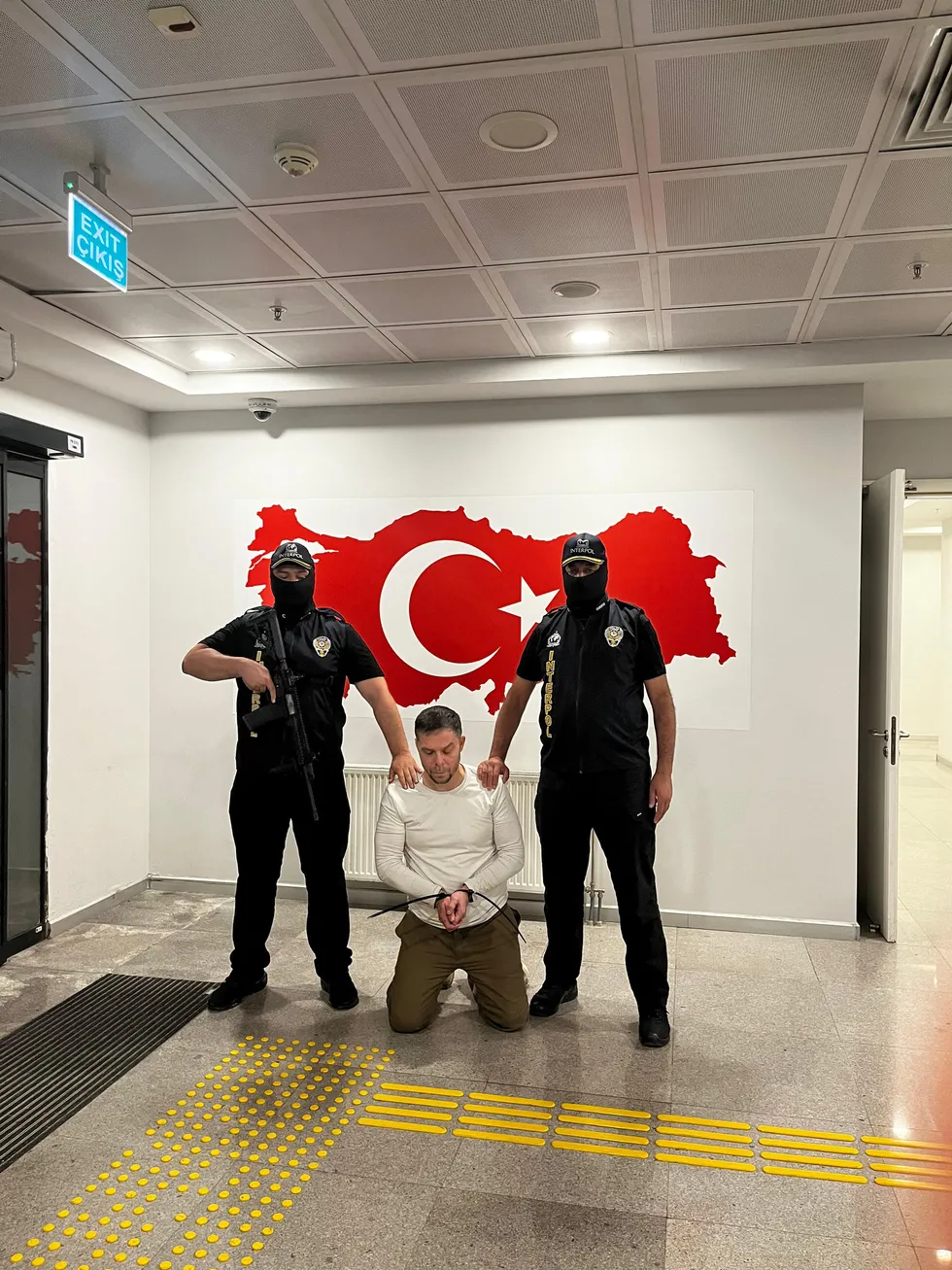 kirmizi-bultenli-suclular-tek-tek-getiriliyor-15-ayda-51-iade-1786778438542.jpg Kırmızı bültenli suçlular tek tek getiriliyor! 1,5 ayda 12 ülkeden 51 iade - 4