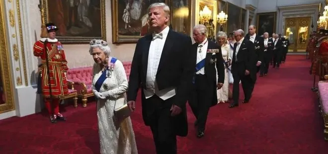 Trump yasak olmasına rağmen Kraliçe 2. Elizabeth’e dokundu