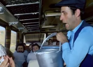 Kemal Sunal'ın efsane filmi Sakar Şakir'de 'yok artık' dedirten görüntü!