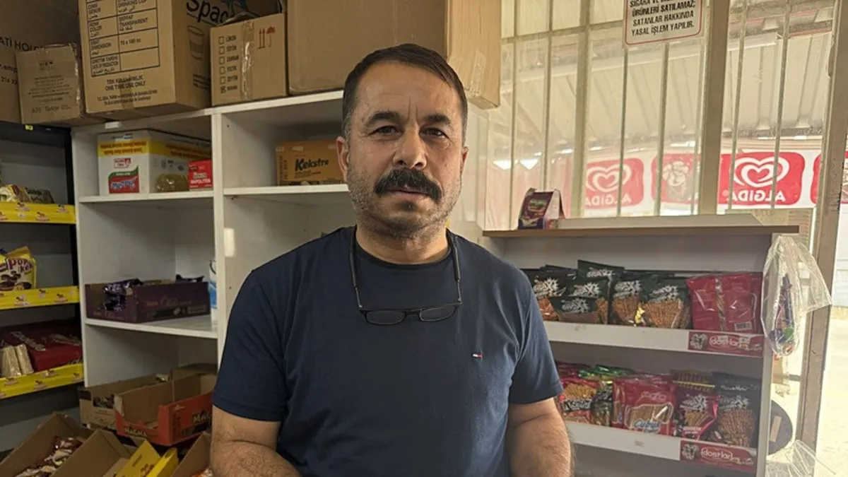 Hatay'da bir hayırsever borçluları şaşırttı: Bakkal veresiye defterini yaktı