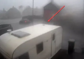 Fırtına karavanı böyle devirdi