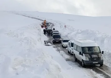 Muş'ta karda mahsur kalan 60 kişi kurtarıldı