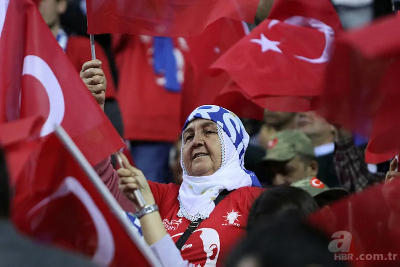 Cumhurbaşkanı Erdoğan, 105 yaşındaki Fikriye ninenin elini öptü 21