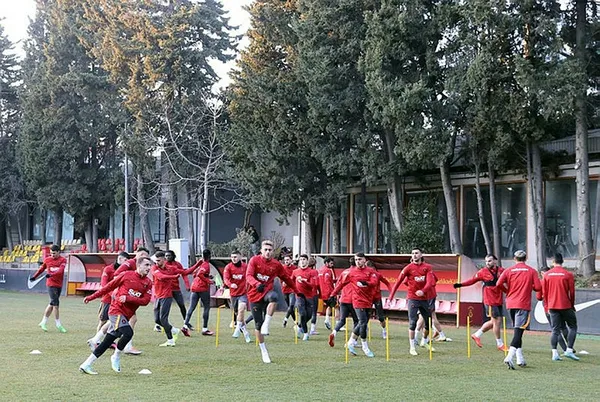 galatasaray-bir-gunde-iki-maca-cikacak-okan-buruktan-surpriz-karar-iste-o-maclarin-saatleri-1677014215182.jpg Galatasaray bir günde iki maça çıkacak! Okan Buruk'tan sürpriz karar! İşte o maçların saatleri... - 3