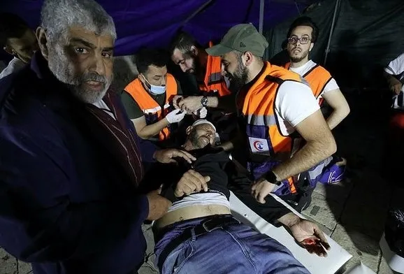 Son dakika: İşgalci İsrail polisi Mescid-i Aksa’da nöbet tutan Müslümanlara saldırdı