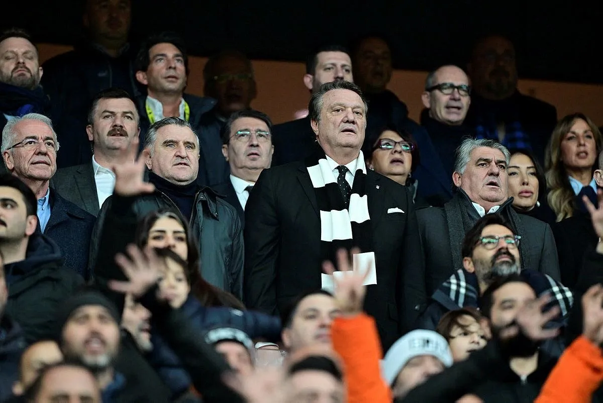 Beşiktaş Başkanı Hasan Arat'tan teknik direktör ve transfer açıklaması! Kadro dışı kalan futbolcular affedilecek mi?