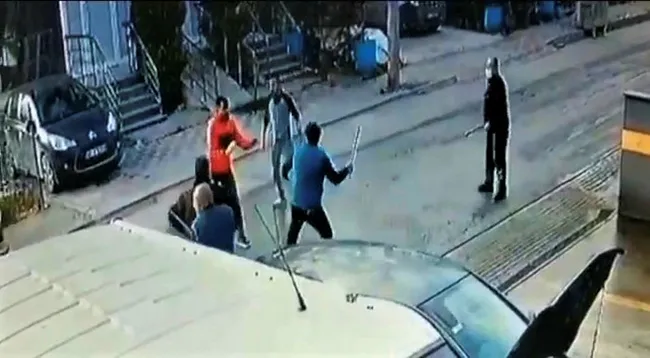 Kocaeli’de silah çeken şahsı levyeyle kovaladılar! O anlar kamerada - 1