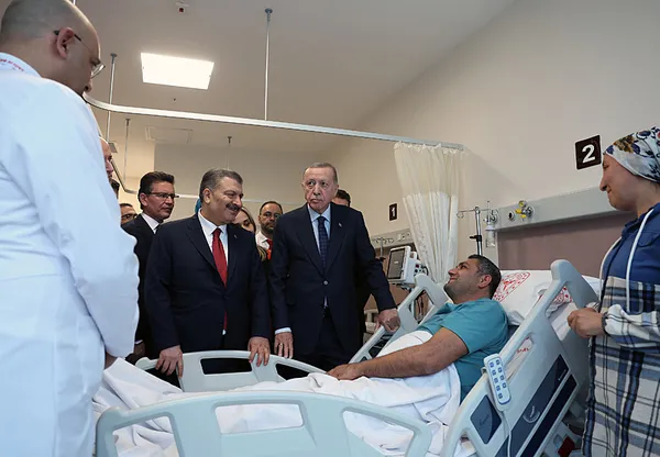Başkan Erdoğan’dan Antalya Şehir Hastanesi’nde tedavi gören hastalara geçmiş olsun ziyareti!