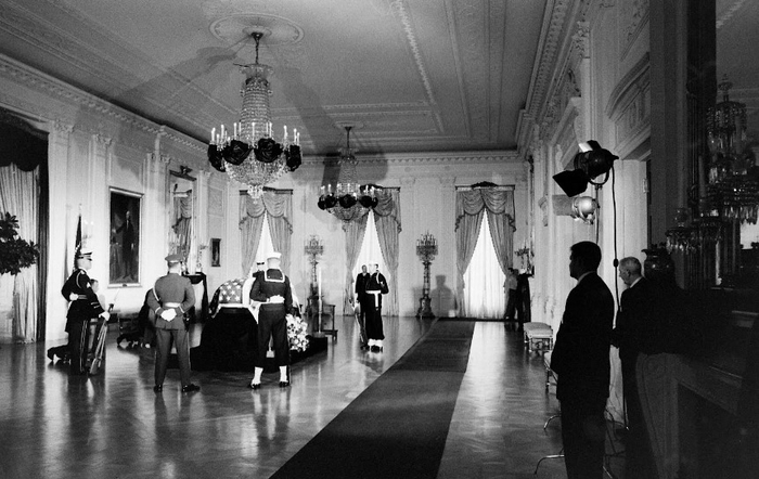 kennedy-suikastina-iliskin-flas-gelisme-sir-perdesi-aralaniyor-mu-fbi-2400-kayit-kesfetti-1739257823524.jpg Kennedy için düzenlenen resmi tören (Arşiv)