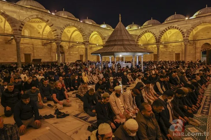 Kadir Gecesi’nde İstanbul’da camiler doldu taştı