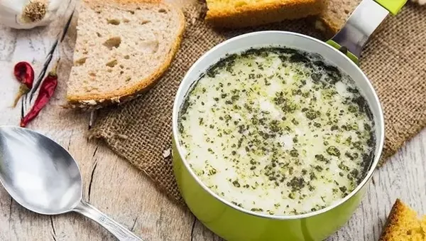 Kış aylarının vazgeçilmez lezzeti! 25 dakikada pişen pratik yoğurt çorbası tarifi ve yapılışı...