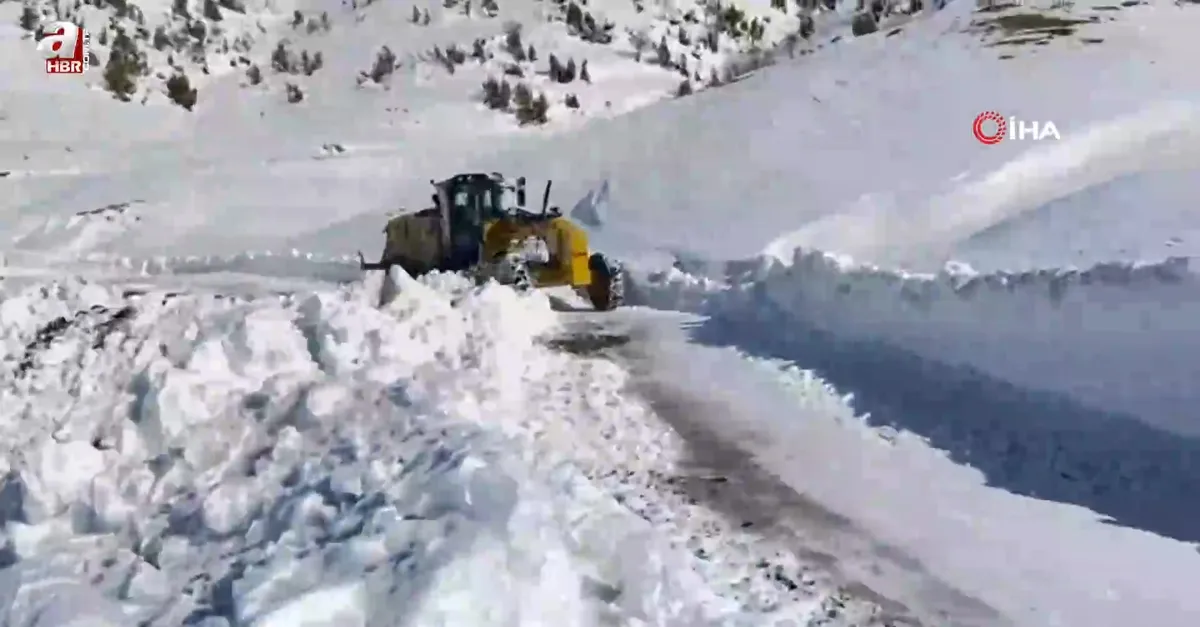 Siirt’te çığ düşen yol temizlendi