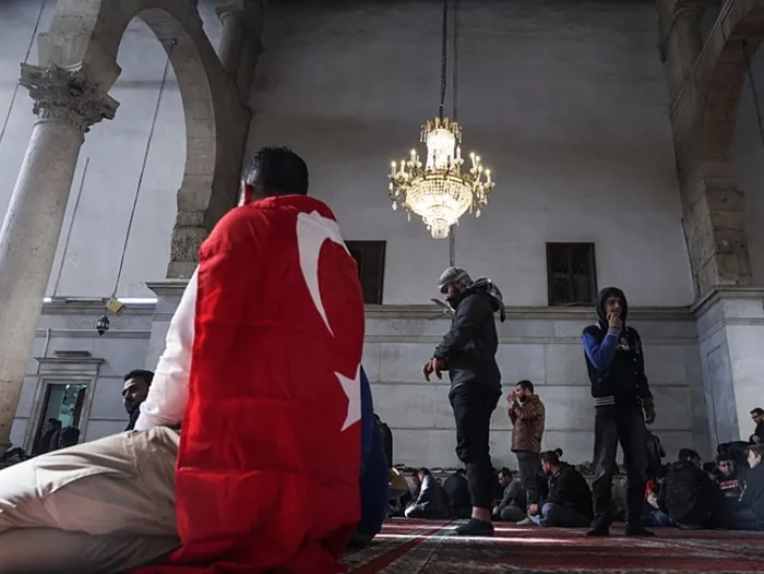 israilde-gundem-yine-turkiye-ust-duzey-toplanti-duzenlediler-korktuklarinin-gostergesi-1736409134279.jpg Şam'da Emevi Camii'de Türk bayrağıyla namaz kılan e Suriyeli olduğu tahmin edilen genç (AA)