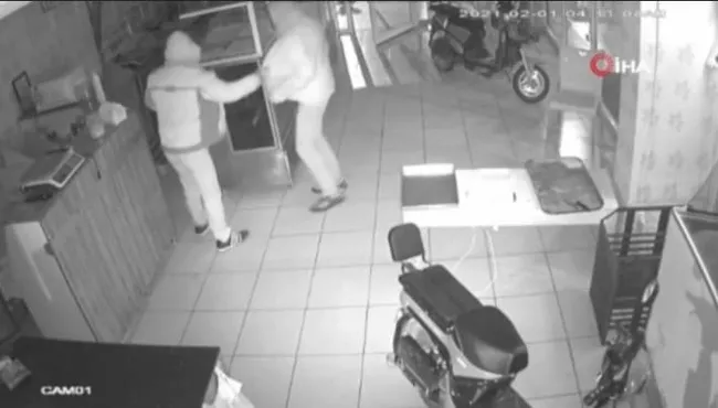 Osmaniye'de hırsız gözüne kestirdiği tost makinesini montuna saklayıp çaldı - 4
