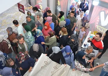 '50 müşteriye bedava halı' kampanyası izdiham yarattı! Mağazaya girmek için birbirlerini ezdiler