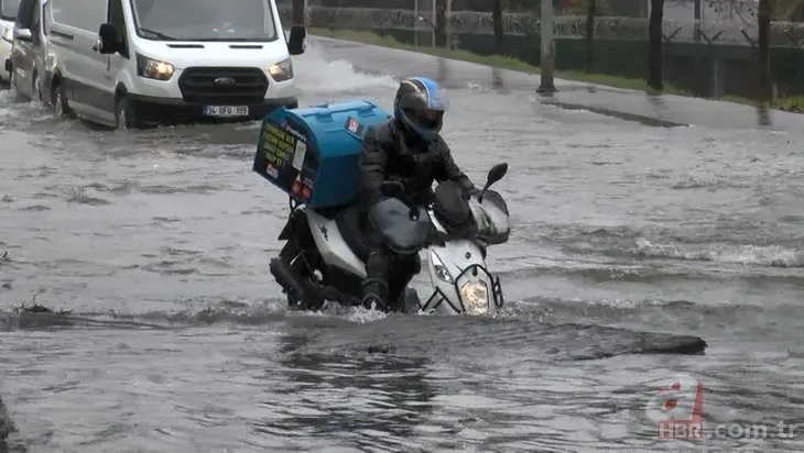 İstanbul Bağcılar’da su borusu patladı! Moto kurye çukura düştü