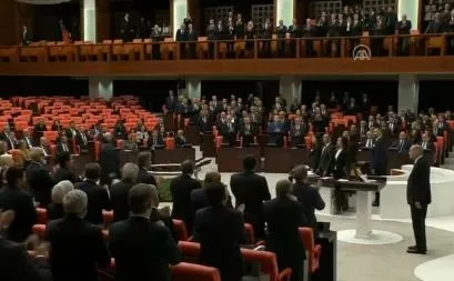 muhalefet-yine-milli-iradeye-saygisizlik-yapti-baskan-erdoganin-yemin-toreni-sirasinda-ayaga-kalkmadilar-1685797175719.jpeg Muhalefet yine milli iradeye saygısızlık yaptı! Başkan Erdoğan'ın yemin töreni sırasında ayağa kalkmadılar - 2