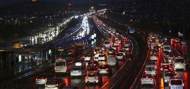 İstanbul’da trafik çilesi! Milyonlarca vatandaş yolda kaldı