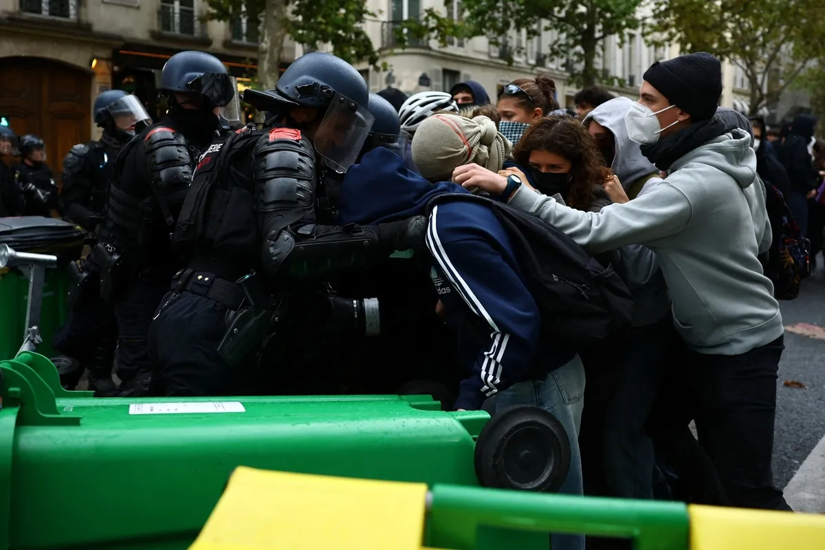 fransada-lise-eylemlerinde-polis-siddeti-1791448665747.jpg Fransa’nın başkenti Paris’te, daha iyi eğitim koşulları talebiyle düzenlenen ülke genelindeki öğrenci protestoları sırasında, Sciences Po Üniversitesi önünde çatışmalar çıktı. (Foto: REUTERS)