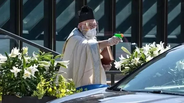 ABD’de papaz Timothy Pelc, cemaatini su tabancasıyla kutsadı - 1