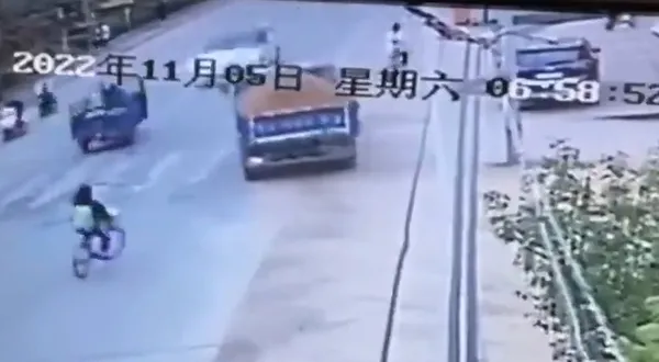 1668459043261.jpg Tesla Çin'de dehşet saçtı! 2 kişi ezilerek can verdi 3 kişi yaralandı! İşte o anlar... - 3