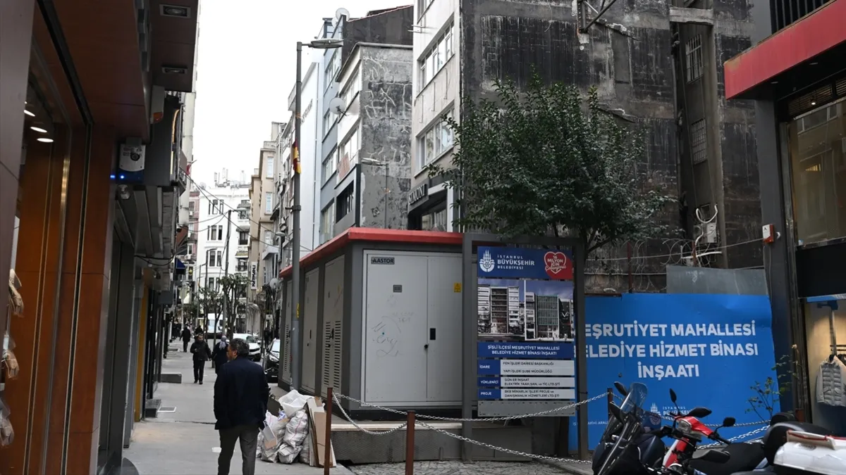 Şişli’de İBB’nin yola taşıdığı trafo esnafı mağdur etti