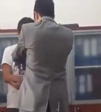 Öğrenciye şiddet uygulayan müdür yardımcısı açığa alındı, dava açıldı - 1