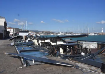 Camlar patladı tekneler battı! Fırtına İzmir'i yerle bir etti
