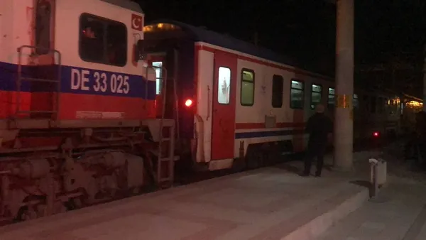 dogu-ekspresinin-vagonu-raydan-cikti-ankara-kayseri-demir-yolu-ulasima-kapandi-1662866157073.jpg Doğu Ekspresi'nin vagonu raydan çıktı! Ankara-Kayseri demir yolu ulaşıma kapandı - 1