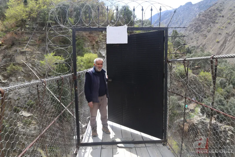 Bu köy kendinden izole! Asma köprüye 'korona' kapısı 7