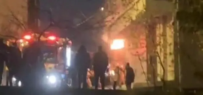 Ümraniye’de geri dönüşüm merkezinde korkutan yangın: İş yeri alev alev yandı