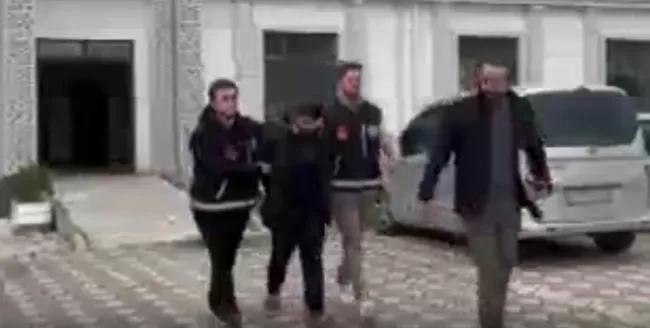 kocaeli-kavga-ettigi-agabeyini-bogazindan-bicaklayip-oldurdu-1711544040893.jpg Kocaeli kavga ettiği ağabeyini boğazından bıçaklayıp öldürdü - 1
