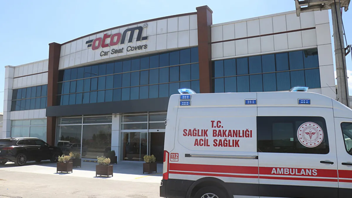 Sakarya'da iş yerinin asma tavanı çöktü: 3 yaralı