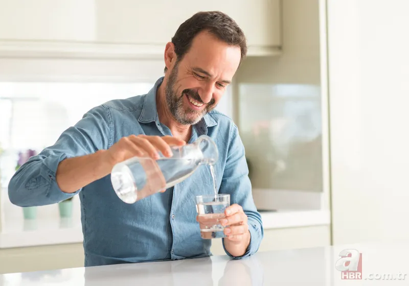 Su içerek zayıflamak mümkün mü? Günde kaç bardak su içmeli? Uzman isim uyardı: 8 bardağın altında içiyorsanız... 6