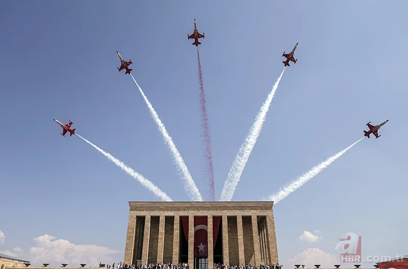 Türk Yıldızları Zafer Bayramı'nda Ankara semalarında 1