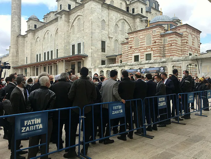 Özdemir Bayraktar son yolculuğuna uğurlandı! Sevenleri Fatih Camii'ne akın etti