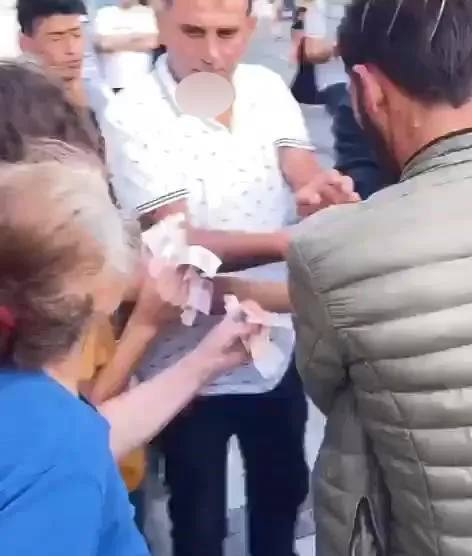 1663507528367.jpg Eminönü'nde ilginç anlar! Poşetteki paraları havaya saçtı - 3