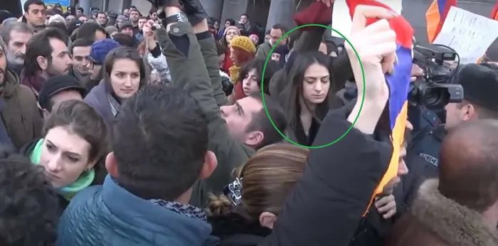 Ermenistan Başbakanı Paşinyan'ın sözcüsü Rusya karşıtı gösterilerde görüntülendi - 3
