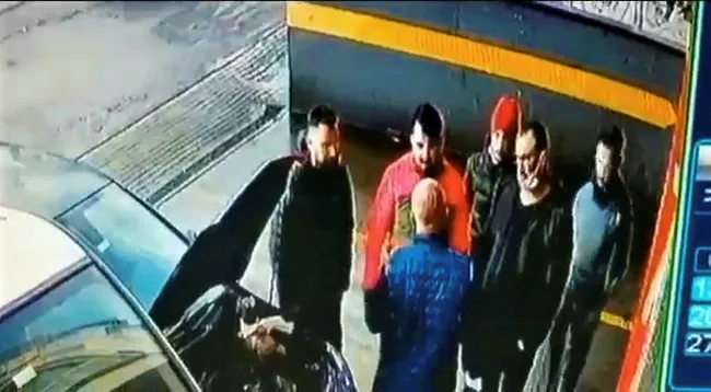 Kocaeli’de silah çeken şahsı levyeyle kovaladılar! O anlar kamerada - 4
