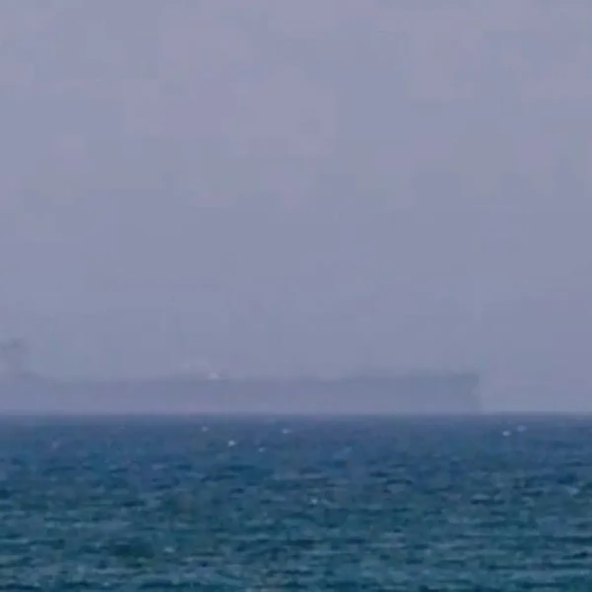 Hürmüz Boğazı'nda 'süper tanker'de patlama! Deniz mayınına çarptı
