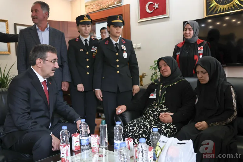 Teröristlerin aracını gasp edip, katlettiği veteriner hekim Mikail Bozlağan'a acı veda! Şehit babaya son bakış 19