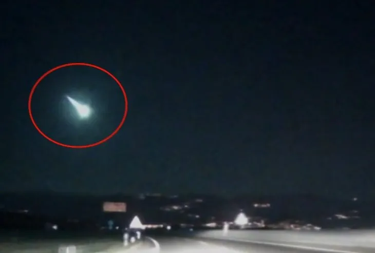 İzmir’de gökyüzünde heyecan uyandıran görüntü: Meteor düştü iddiası