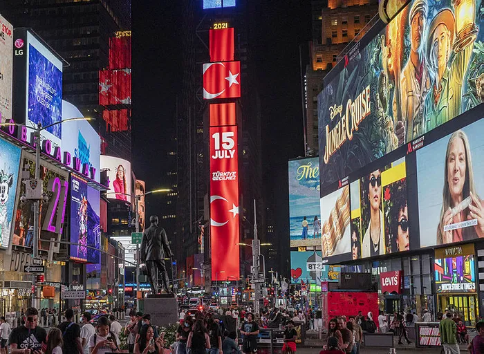 Türkiye'den ABD'de flaş 15 Temmuz mesajı | Times Square meydanında “Türkiye Geçilmez” denildi - 1
