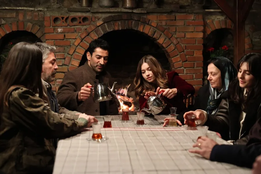 abi-zirveden-inmiyor-tahir-uyandi-dogan-tutuklandi-1774426363930.jpg A.B.İ. reytinglerde yine birinci: Tahir uyandı Doğan tutuklandı - 4