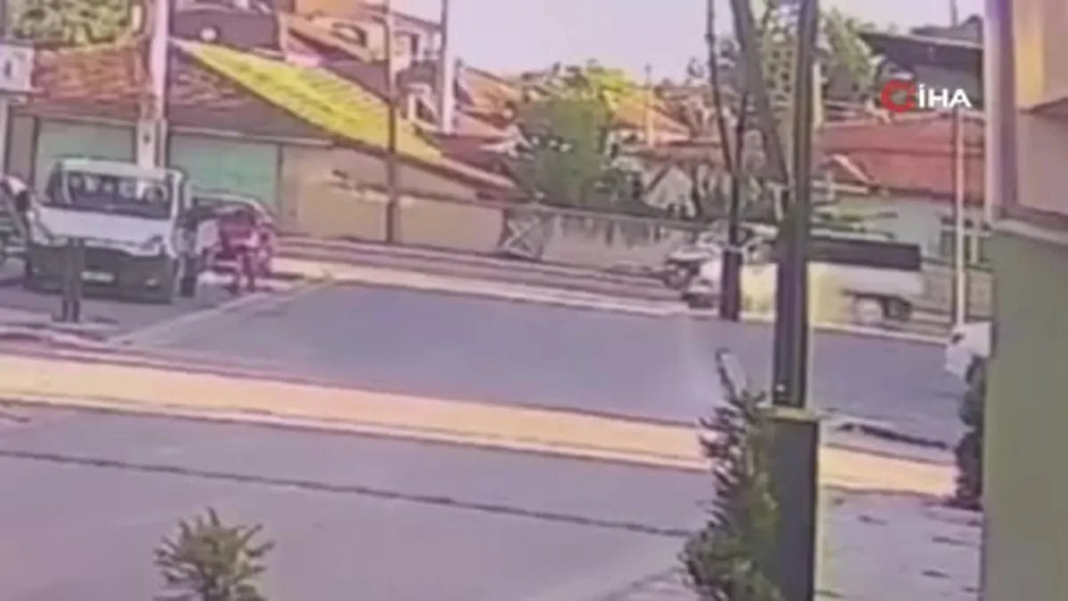 Motosikletli çocuk kamyonetle çarpıştı