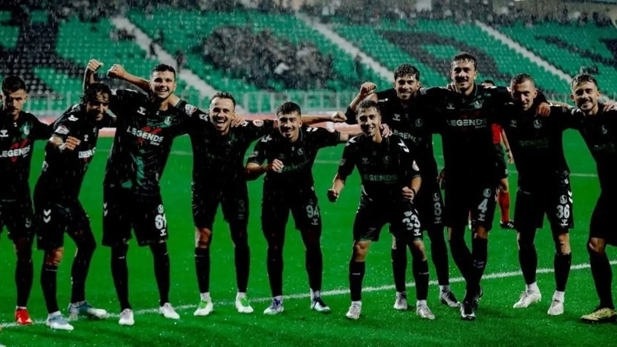 Sakaryaspor İnegölspor'u farklı yenerek bir üst tura çıktı