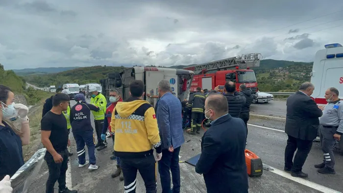 Son dakika: Bartın'da feci kaza! Otomobil ile çarpışan otobüs devrildi: 3 ölü, 1 yaralı - 5